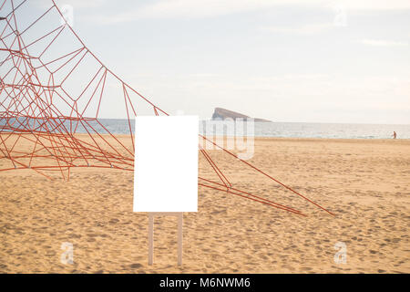 Mock up information board sulla spiaggia Foto Stock