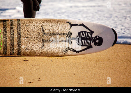 La regolarità e la bellezza delle onde a Le Loch spiaggia hanno reso questo un hot spot per i surfisti. Le Loch, Guidel, Brittany. Foto Stock
