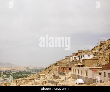 Insediamenti informali sulle colline di Kabul in Afghanistan Foto Stock