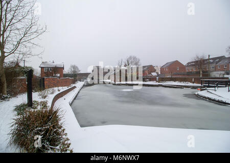 Il Coventry Canal coperto di neve a Atherstone, Warwickshire Foto Stock