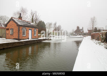 Il Coventry Canal coperto di neve a Atherstone, Warwickshire Foto Stock