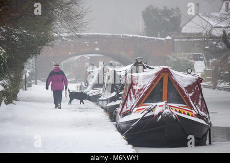 Battelli, chiatte, strette barche coperte di neve sul canale di Coventry, vicino a Atherstone, Warwickshire Foto Stock