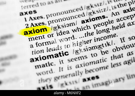 Sottolineato parola inglese "axiom' e la sua definizione nel dizionario. Foto Stock