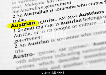 Evidenziate la parola inglese "austriaco" e la sua definizione nel dizionario. Foto Stock