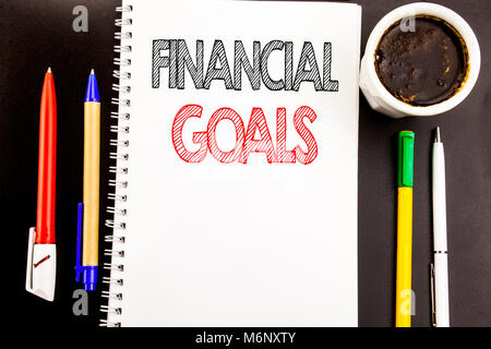 La scrittura di un testo che mostra gli obiettivi finanziari. Il concetto di business per denaro reddito piano scritto su notepad sfondo della carta con spazio office visualizza con la matita ma Foto Stock