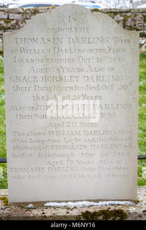 La Grazia della tomba di famiglia o di grave, St Aiden's sagrato, Bamburgh REGNO UNITO Foto Stock