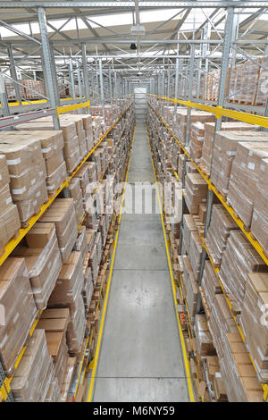 Lungo il centro di distribuzione di magazzino vista da sopra Foto Stock