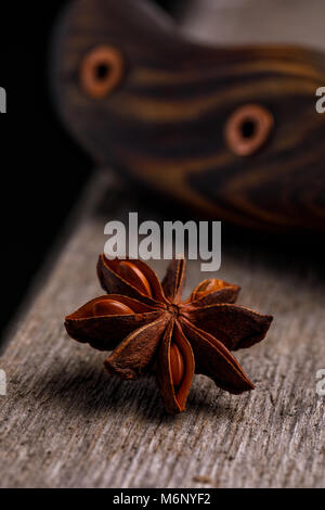 Un badge su uno sfondo di legno. Approccio per i bellissimi piatti. Foto Stock