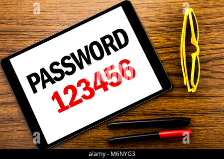 La scrittura di un testo che mostra la password 123456. Il concetto di business per la sicurezza Internet Scritto tablet portatile, sullo sfondo di legno con vacanza giallo bicchieri e Foto Stock
