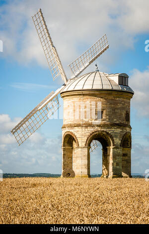 L'unico arcuata di torre in pietra del mulino a vento di Chesterton in un campo di mais dorato su una soleggiata giornata estiva - Warwickshire, Regno Unito Foto Stock