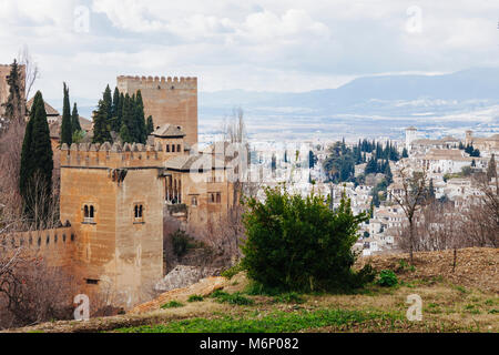 Granada, Andalusia, Spagna - Gennaio 24th, 2010 : Alhambra Palace torri e quartiere Albaicin con Torre de los Picos (Torre dell'embattleme appuntita Foto Stock