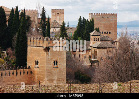 Granada, Andalusia, Spagna - Gennaio 24th, 2010 : Alhambra Palace torri e le mura con la Torre de los Picos (Torre del sottolineato merlate) in Foto Stock