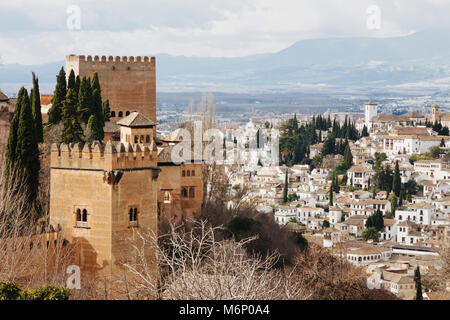 Granada, Andalusia, Spagna - Gennaio 24th, 2010 : Alhambra Palace torri e quartiere Albaicin con Torre de los Picos (Torre dell'embattleme appuntita Foto Stock