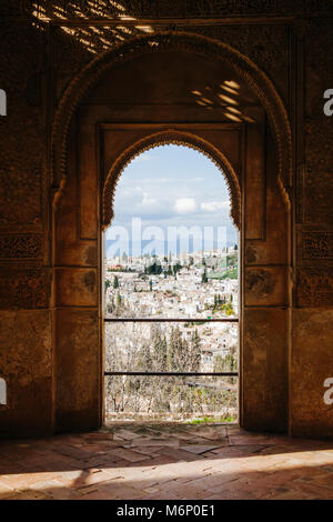 Granada, Andalusia, Spagna - Gennaio 24th, 2015 : ornati in balcone del Generalife palazzo che si affaccia sul quartiere Albaicin. Foto Stock