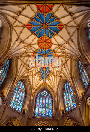 La colorata cudiero soffitto a Tewkesbury Abbey Worcestershire con la sua delicata tracery di vaulting gotico e finestre di vetro colorato Foto Stock