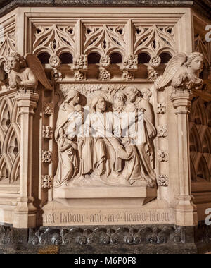 Finemente scolpita in pietra pulpito di Tewkesbury Abbey raffiguranti scene della vita di Cristo qui Gesù la benedizione adorare i bambini - WORCESTERSHIRE REGNO UNITO Foto Stock