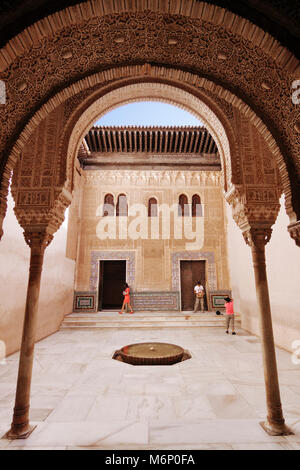 Granada, Andalusia, Spagna - Luglio 18th, 2010 : Turisti nella sala dorata (Cuarto Dorado) del Mexuar entro il palazzo Alhambra e fortezza COMPL Foto Stock