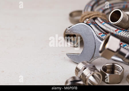 Attrezzi per idraulici per il collegamento di rubinetti di acqua con spazio per testo, primo piano Foto Stock