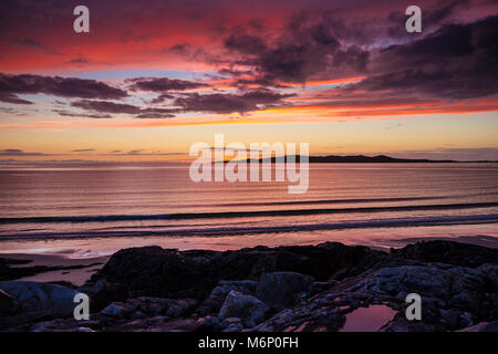 Tramonto guardando verso Taransay da Traigh lar, Horgabost, Isle of Harris Foto Stock