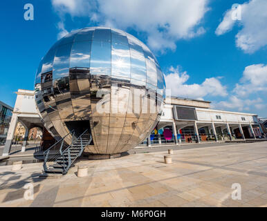 Millennium Square a Bristol Regno Unito con il Planetario nella forma di un a piedi enorme sfera dello specchio che domina la grande spazio pubblico Foto Stock