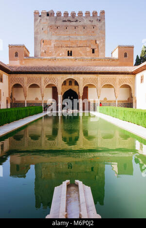 Granada, Andalusia, Spagna - Luglio 18th, 2010 : Torre di Comares e riflettendo la piscina nella corte del mirto (Patio de los Arrayanes) di Comares Foto Stock