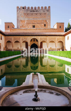 Granada, Andalusia, Spagna - Luglio 18th, 2010 : Torre di Comares e riflettendo la piscina nella corte del mirto (Patio de los Arrayanes) di Comares Foto Stock