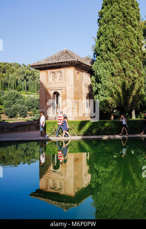 Granada, Andalusia, Spagna - Luglio 18th, 2010 : i turisti a piedi passato la cappella Partal (Oratorio del Partal) riflessa su una piscina in giardini Partal wit Foto Stock