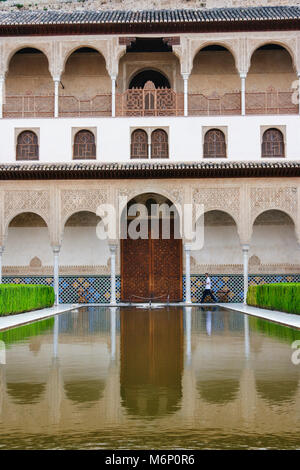 Granada, Andalusia, Spagna - Aprile 23rd, 2006 : Un lone visitatore passeggiate nella corte dei Mirti (Patio de los Arrayanes) di Comares Palace all'interno Foto Stock