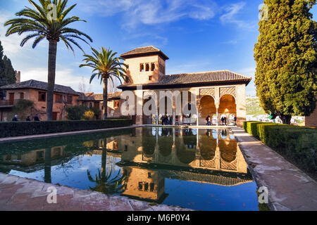 Granada, Andalusia, Spagna - Febbraio 15th, 2009 : Torre del Signore ( Torre de Las Damas ) riflessa su una piscina in giardini Partal entro il Alha Foto Stock