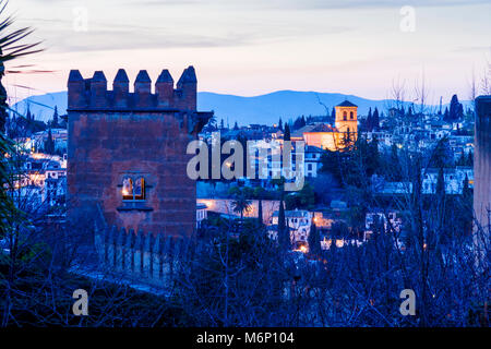 Granada, Andalusia, Spagna - 8 Marzo 2009 : vista notturna della Torre dell'sottolineato merlate ( Torre de los Picos ) nel lungomare del Towe Foto Stock