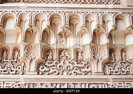 Granada, Andalusia, Spagna - 9 Aprile, 2006 : Close up mocarabe alveolare o di lavoro lavoro stalattite nella corte del mirto (Patio de los Arrayan Foto Stock