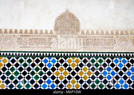 Granada, Andalusia, Spagna - 9 Aprile, 2006 : motivi geometrici e epigrafia alla corte del mirto (Patio de los Arrayanes) di Comares P Foto Stock