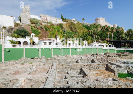 Almuñecar, Andalusia, Spagna - 23 Luglio 2012 : sito scavato di garum e pesci salatura fabbrica entro El Majuelo Parco. Foto Stock