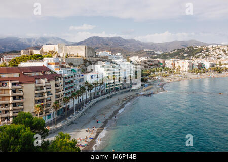 Tettuccio della costiera cittadina turistica di Almuñecar e La Herradura baia sulla Costa Tropical. Almuñecar, provincia di Granada, Andalusia, Spagna Foto Stock