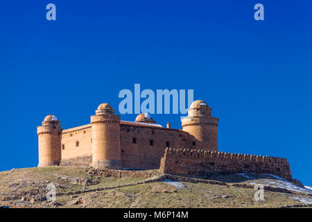 Castello di La Calahorra forte contro il cielo blu. La Calahorra, provincia di Granada, Andalusia, Spagna Foto Stock