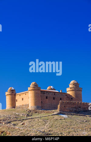 Castello di La Calahorra forte contro il cielo blu. La Calahorra, provincia di Granada, Andalusia, Spagna Foto Stock