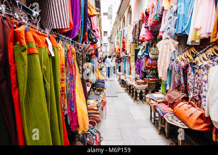 Abiti colorati e cuoio negozio di souvenir in campo turistico Alcaiceria souvenir mercato. Granada, Andalusia, Spagna Foto Stock