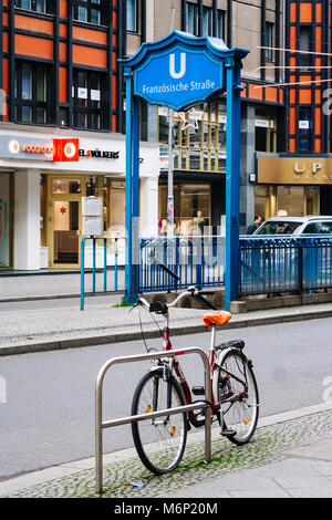 Noleggio al di fuori del Französische Straße Berlino U-Bahn stazione della metropolitana. Berlino, Germania Foto Stock