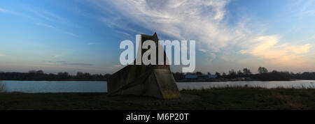 Tramonto in inverno oltre la piramide scultura, Ferry Meadows Country Park, Peterborough, CAMBRIDGESHIRE, England, Regno Unito Foto Stock