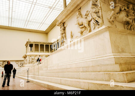 Un visitatore si erge dalla Pergamon altare (II secolo a.C.) al Pergamon Museum in l'Isola dei Musei di Berlino, Germania Foto Stock