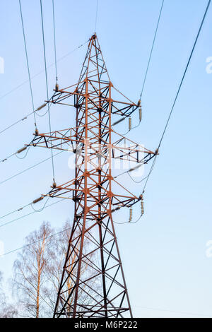Il supporto in acciaio della linea di fili ad alta tensione contro il cielo blu. Foto Stock