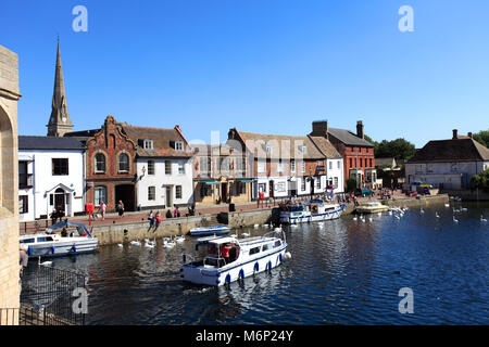 Barche sul Fiume Great Ouse, St Ives town, Cambridgeshire, England, Regno Unito Foto Stock