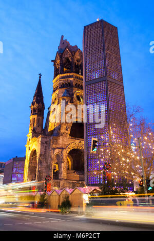 Kaiser Wilhelm Memorial Church illuminato al crepuscolo in Breitscheidplatz, quartiere di Charlottenburg di Berlino, Germania Foto Stock