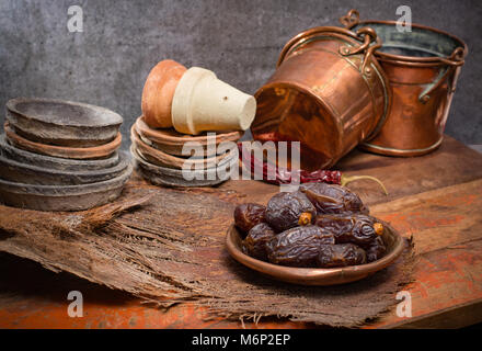 Tradizionale Medio Oriente dessert, cibo sano, big medjool date frutti serviti sul vecchio tavolo in legno Foto Stock