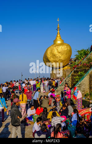 Il Pagoda Kyaiktiyo, il Golden Rock, alla sommità del Mt. Kyaiktiyo è uno dei più importanti luoghi di pellegrinaggio del paese Foto Stock