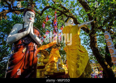 Le statue del Buddha in preghiera presso la Pagoda Kyaiktiyo, il Golden Rock, alla sommità del Mt. Kyaiktiyo, uno dei più importanti luoghi di pellegrinaggio del co Foto Stock