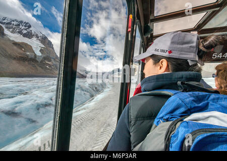 I visitatori che desiderano da Windows di neve coach touring Ghiacciaio Athabasca, Jasper National Park, Alberta, Canada Foto Stock