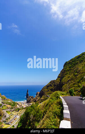 Rocce drammatica sulla costa di Madeira - Portogallo in estate Foto Stock