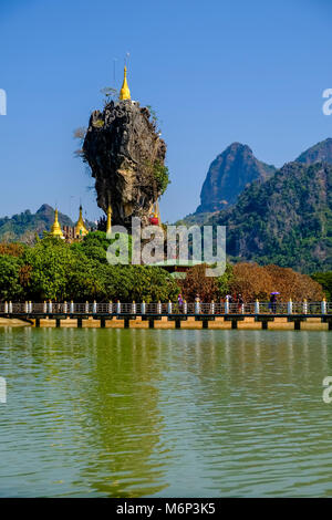 Il Kyauk Ka Lat Pagoda appartiene a un monastero e si trova su un isola nel mezzo di un lago, Zwegabin per montaggio a distanza Foto Stock