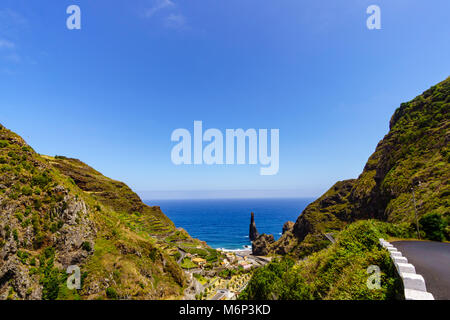 Rocce drammatica sulla costa di Madeira - Portogallo in estate Foto Stock